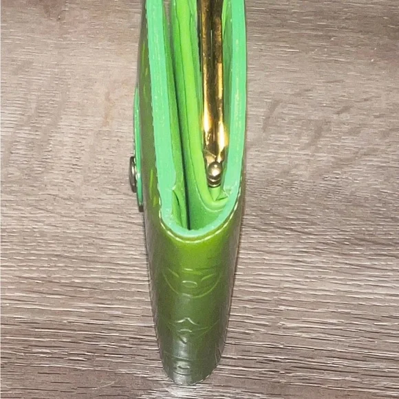 Louis Vuitton Monogram Green Vernis Kisslock Wallet - Picture 15 of 16